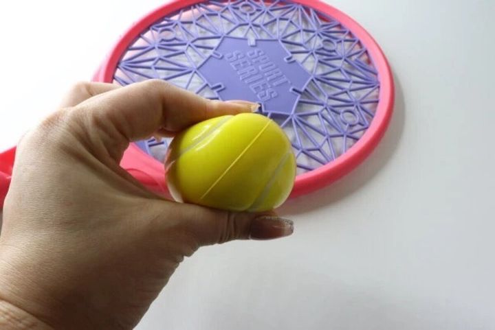 ダイソーのテニス玩具のボールはスポンジのように柔らかくて軽い