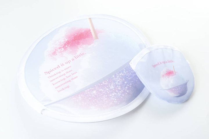ダイソーの折りたたみうちわ（かき氷）のビジュアル