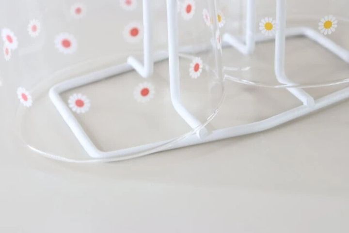 ダイソーのコップスタンド コップを浮かせた状態