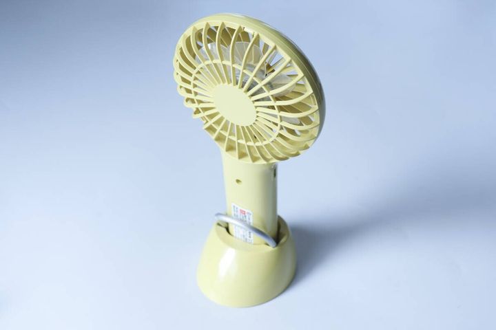 ダイソー 充電式スリムハンディファン カラビナ＆スタンド付 スタンド