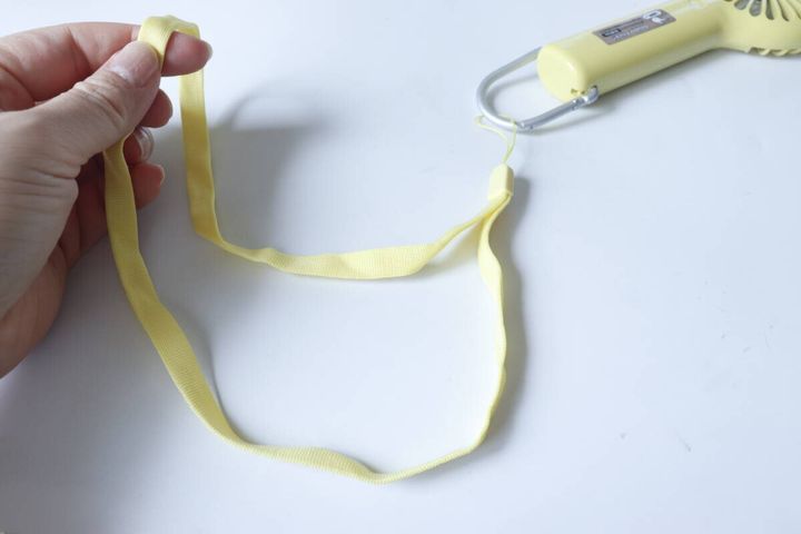 ダイソー 充電式スリムハンディファン カラビナ＆スタンド付 ストラップ