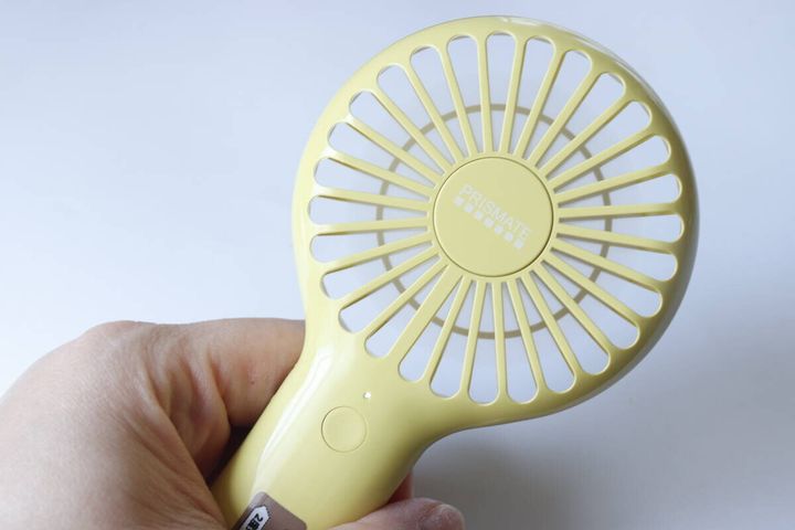 ダイソー 充電式スリムハンディファン カラビナ＆スタンド付 使用例