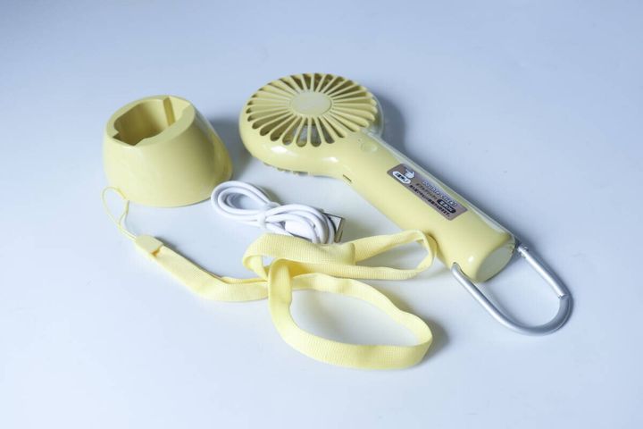 ダイソー 充電式スリムハンディファン カラビナ＆スタンド付 セット内容