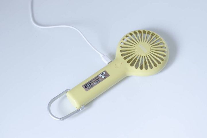ダイソー 充電式スリムハンディファン カラビナ＆スタンド付 充電