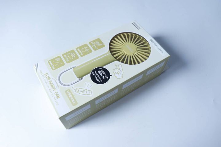 ダイソー 充電式スリムハンディファン カラビナ＆スタンド付