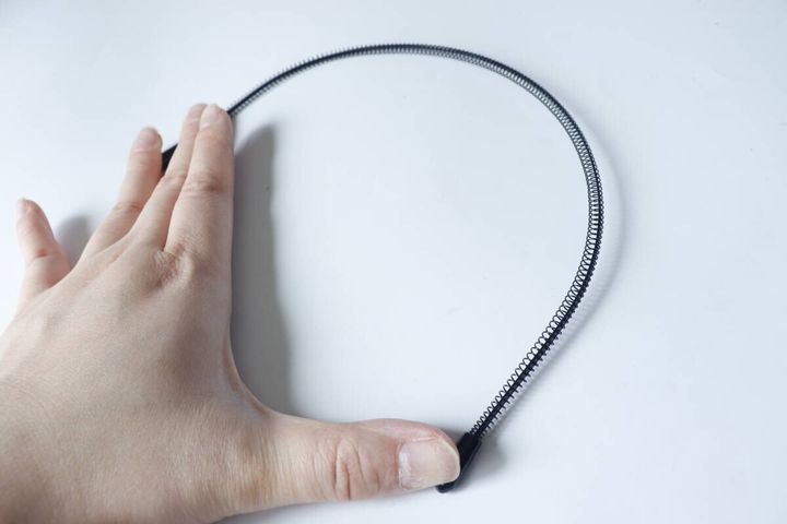 ダイソーのワイヤーカチューシャ コイル型の柔軟性