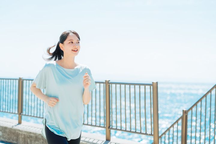 ランニングとウオーキングとでは、どちらの方が内臓脂肪を減らすのに有効？（画像はイメージ）