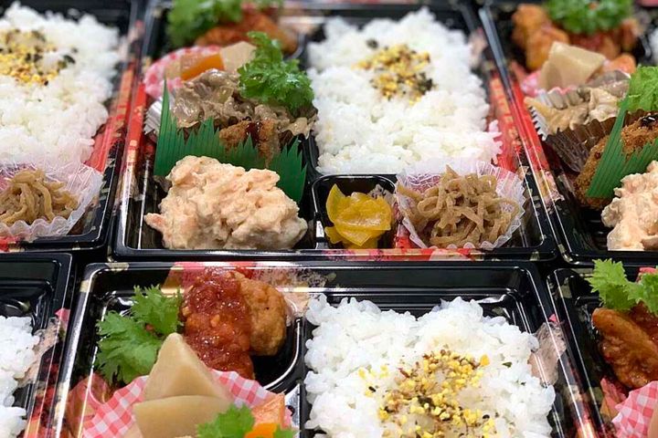 ロケ弁を作っている様子