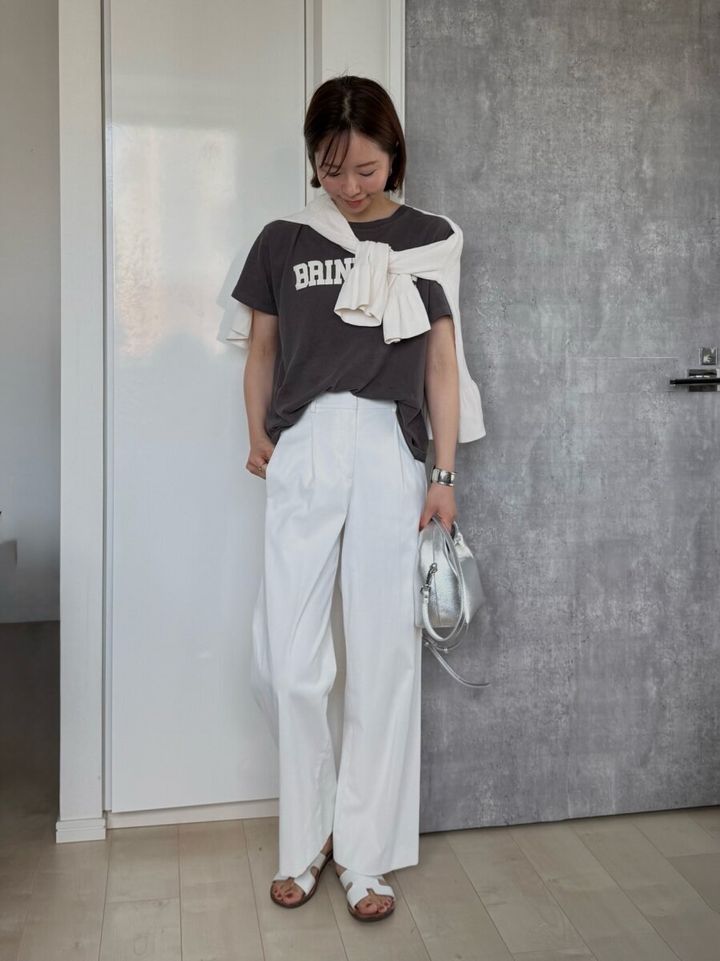 ユニクロ サングラス/ボストンコンビ ロゴT×白パンツコーデ サングラスなし