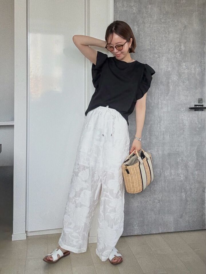 ユニクロ サングラス/ボストンコンビ 黒トップス×白パンツコーデ サングラスあり