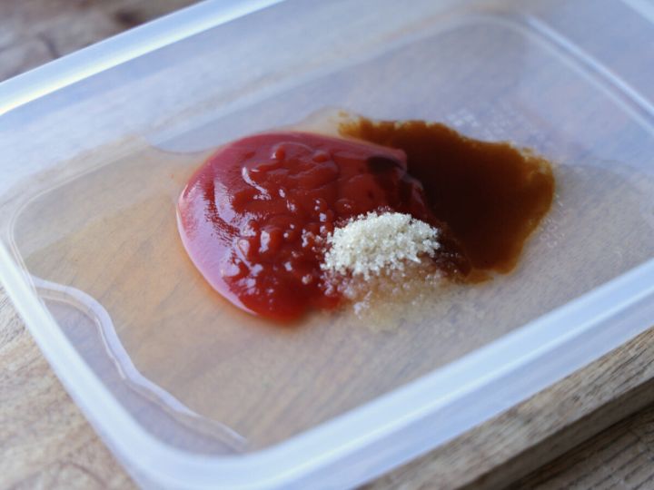 耐熱容器にケチャップ・砂糖・中濃ソースなどの合わせ調味料を入れた様子