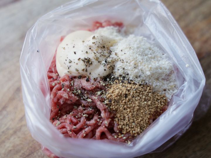 ビニール袋に合いびき肉・マヨネーズ・パン粉・黒こしょうなどの肉だねの材料を入れた様子