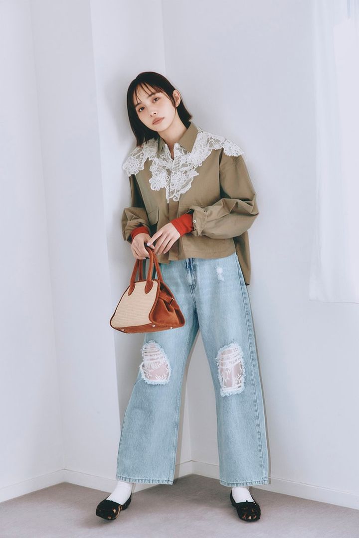 レースブルゾン￥52,800（マージ／S&T） プルオーバー￥14 ,300（サロン アダム エ ロペ） デニムパンツ￥8,800（ローリーズファーム／アダストリア） バッグ￥25,300（オウレンティ／セムインターナショナル） ソックス￥990（靴下屋／タビオ） シューズ￥16,500（ダイアナ／ダイアナ 銀座本店）