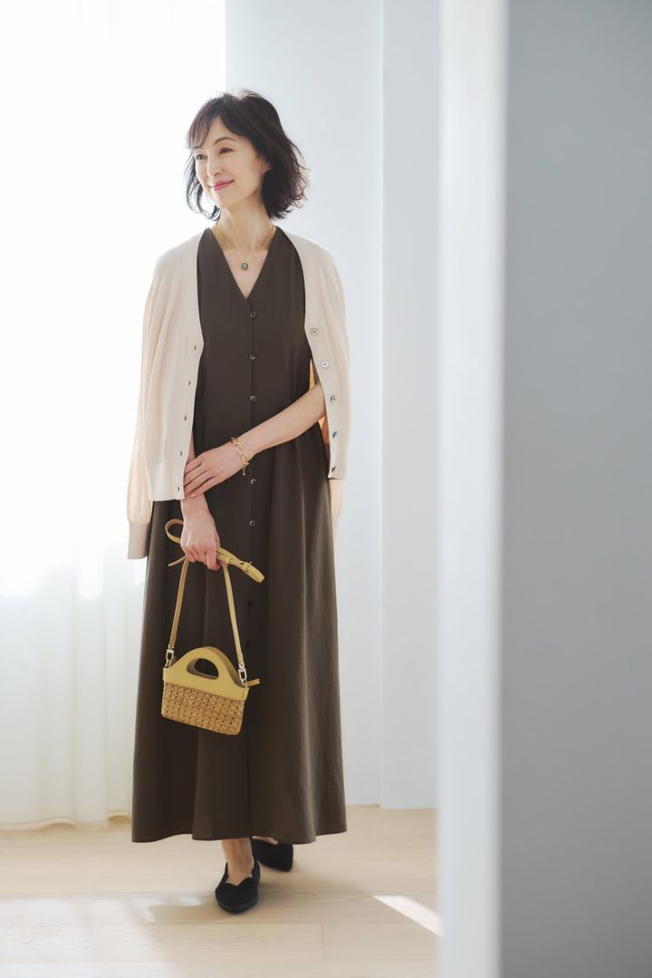 ワンピース¥27,500／アンクレイヴ（オンワード樫山 お客様相談室）、カーディガン¥13,200／ソージュ（ソージュ オンラインストア）、ネックレス¥46,200／ダニエラ・デ・マルキ（アッシュ・ペー・フランス）、ブレスレット¥7,700／アビステ、バッグ¥30,800／カロエス（トゥモローランド）、靴¥16,500／クウム_ダイアナ（ダイアナ銀座本店）