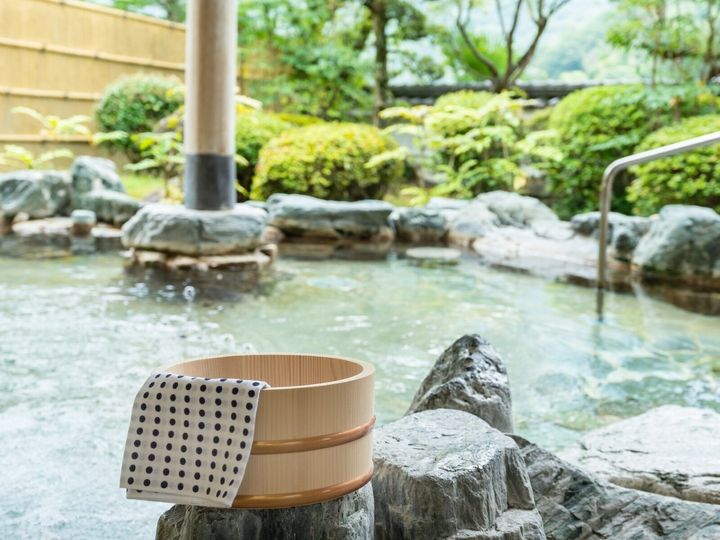 熊本県菊池市に位置する「菊池温泉」。別名「美肌の湯」や「化粧の湯」と称される、とろとろと柔らかな泉質が自慢です。2011年には「日本の名湯百選」にも認定されました。源泉100％の豊富な湯量と歴史ある街並みを堪能できる癒やしの温泉郷です。