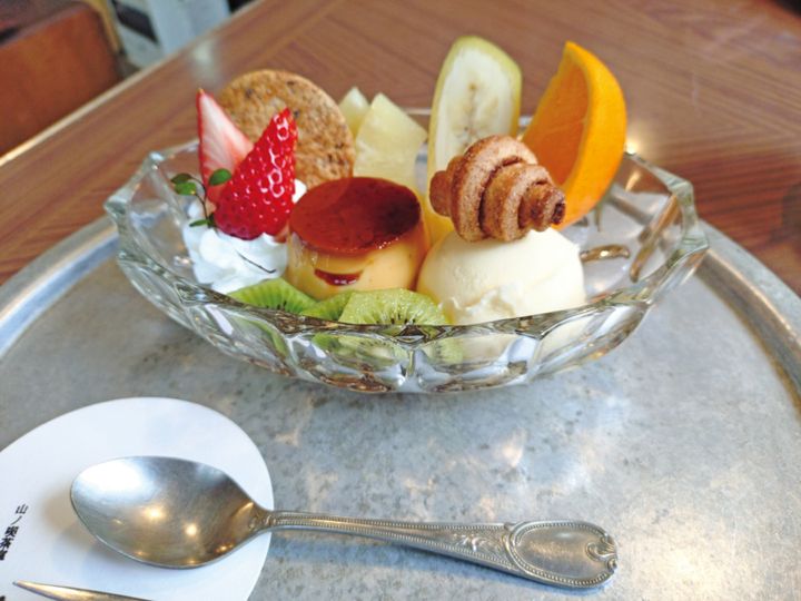 「山ノ喫茶室」では、カレーとナポリタンの後にプリンアラモードをいただくのが大好き。