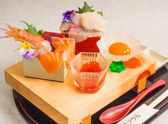 オ魚ソウル「紅白こぼれ枡海鮮丼」