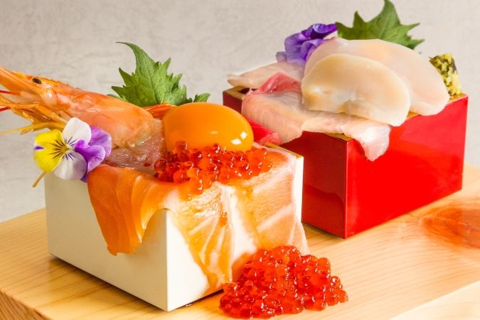 オ魚ソウル「紅白こぼれ枡海鮮丼」