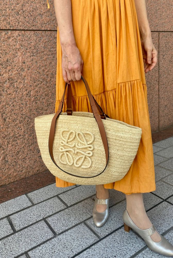 エレガントで夏っぽいLOEWEのかごバッグ