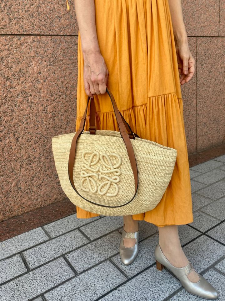 エレガントで夏っぽいLOEWEのかごバッグ