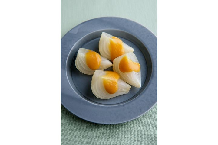 ひと手間で美味しい“ゆで玉ねぎの辛子酢味噌がけ”