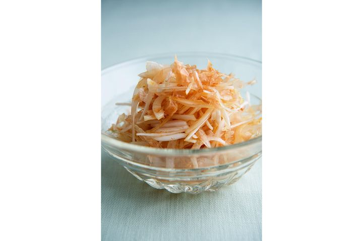 爽快な食感と甘味を楽しむ“新玉ねぎのおかかまぶし”