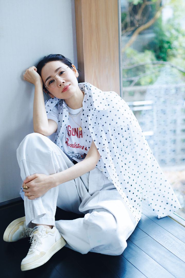 ジャケット¥57,200、ベスト¥35,200／ともにカディーアンドコー、Tシャツ¥9,900／ジャーナル スタンダード ラックス、パンツ ¥47,300／チマラ、ベルト¥19,800／プントヴィータ、スニーカー¥52,800／オートリー（すべてジャーナル スタンダード ラックス 表参道店）、シルバーネックレス¥71,500、コインネックレス¥25,300、パールネックレス¥69,300、右人差し指リング¥407,000、左人差し指リング¥858,000、左薬指リングゴールド¥204,600、グリーンアメジスト¥176,000（重ね付け）／すべてマリハ、メガネ¥48,400／チタニカ（フレームディストリビューション）