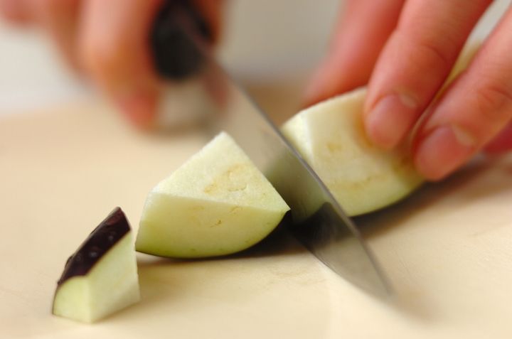 ナスとさつま揚げの煮物の下準備1