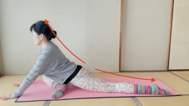 右脚はあぐらで左脚は後ろに伸ばす姿勢