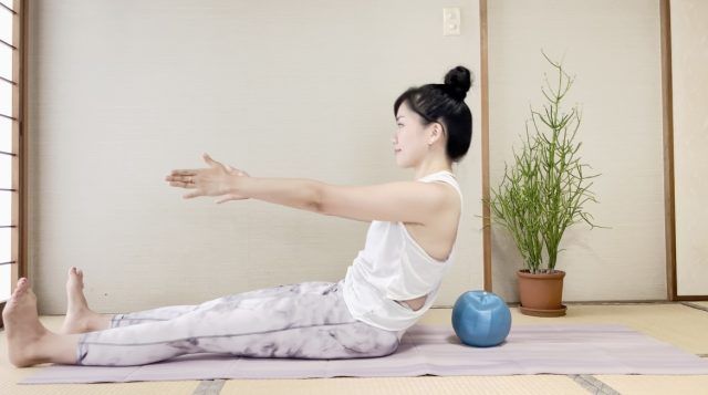 ミニボールを少し遠ざけた姿勢