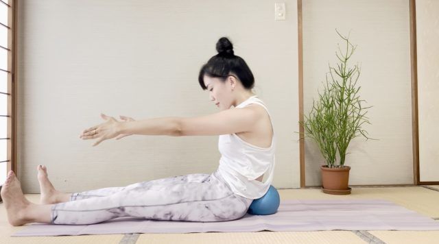 腰にボールをあて前ならえをした姿勢