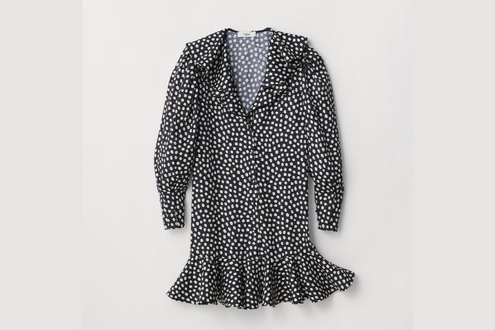 クロエのポルカドット柄のラッフルミニドレスが置かれている。