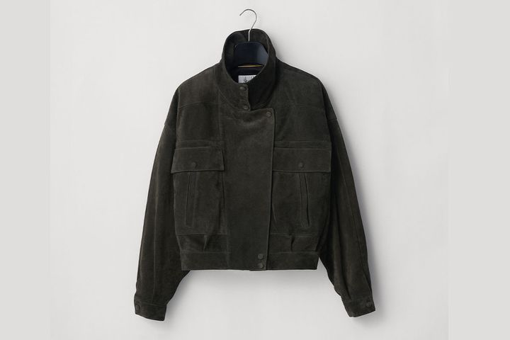 サンローランのレザージャケットをハンガーに吊るして見せている。