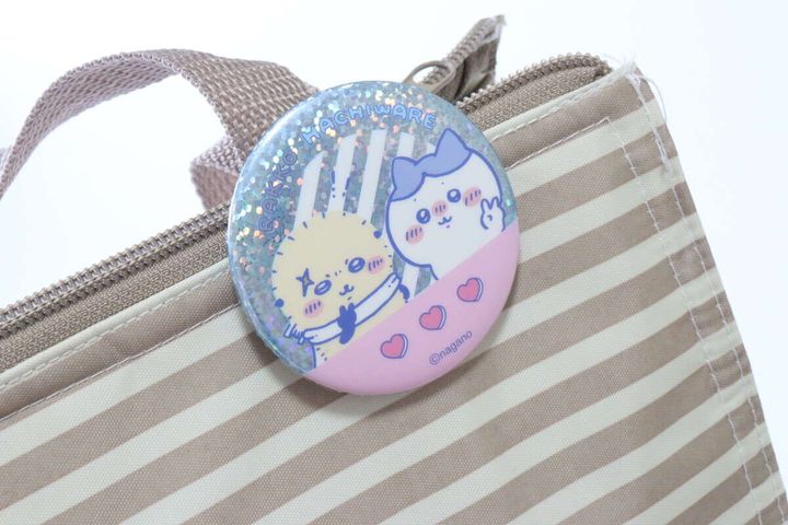 ダイソーの缶バッジ ハチワレ＆ラッコの使用例