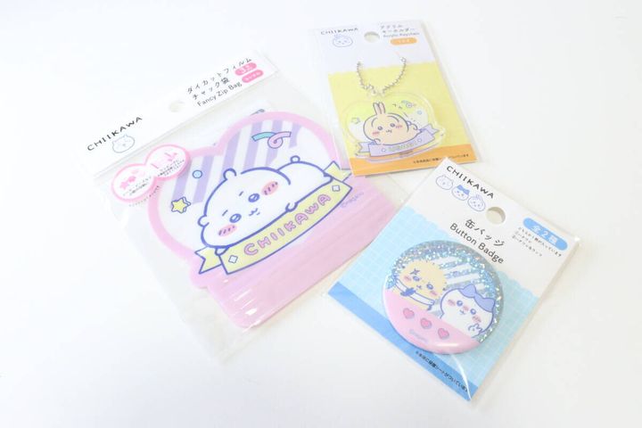 ダイソーのダイカットフィルムチャック袋 ちいかわとアクリルキーホルダー うさぎと缶バッジ ハチワレ＆ラッコのビジュアル