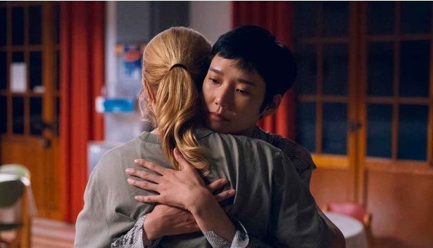【写真を見る】真理(岡本多緒)とマリー＝ルー(ヴィルジニー・エフィラ)が静かに抱擁する胸熱シーン [c] 2026 Cinéfrance Studios – Arte France Cinéma – Office Shirous – Bitters End – Heimatfilm – Tarantula – Gapbusters – Same Player – Soudain JPN Partners