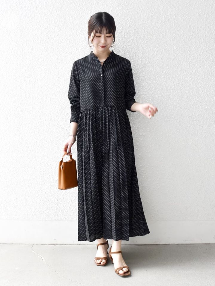 黒のドット柄ワンピースで上品フェミニンに