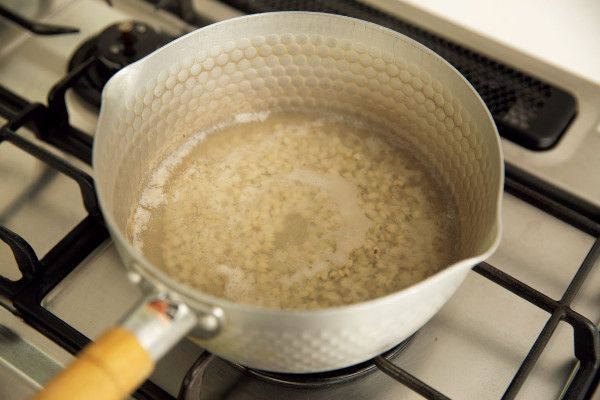 2.ハトムギと水を鍋に入れて煮る