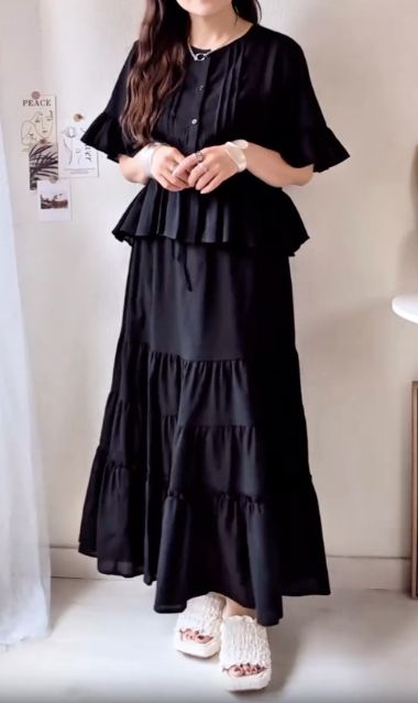 黒のレースフリルブラウスとティアードフレアスカートのコーデ