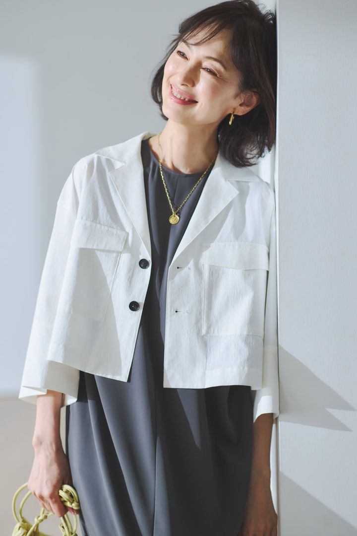 シャツ¥22,000、ワンピース¥23,200／ともにアンクレイヴ（オンワード樫山）、ネックレス¥13,860／チビ・ジュエルズ（チビ・ジュエルズ ジャパン）、イヤリング¥6,600／アビステ、バッグ¥49,500／ボグキ（フラッパーズオンラインストア）