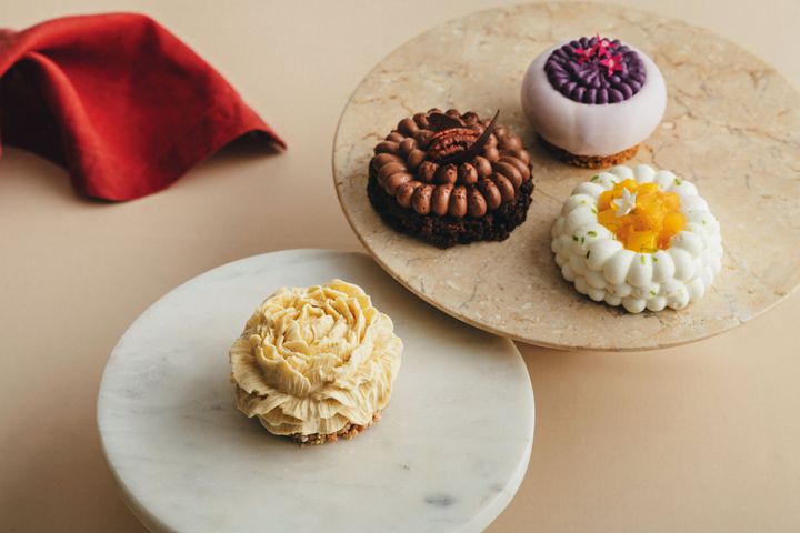 『ニナ ザ・リッツ・カールトン東京』のマダガスカル産バニラとピーカンナッツのフラワーケーキほか｜chicoの“お菓子な宝物”