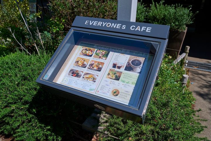 入口付近にはメニューの掲示があり、入店前に内容をチェックできる