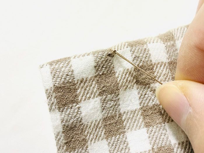 「玉結び」も「玉止め」もしなくてOK！？超簡単なボタンのつけかた。プロ並みにきれいな仕上がりに♪