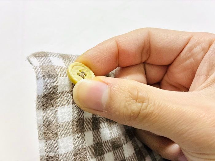 「玉結び」も「玉止め」もしなくてOK！？超簡単なボタンのつけかた。プロ並みにきれいな仕上がりに♪