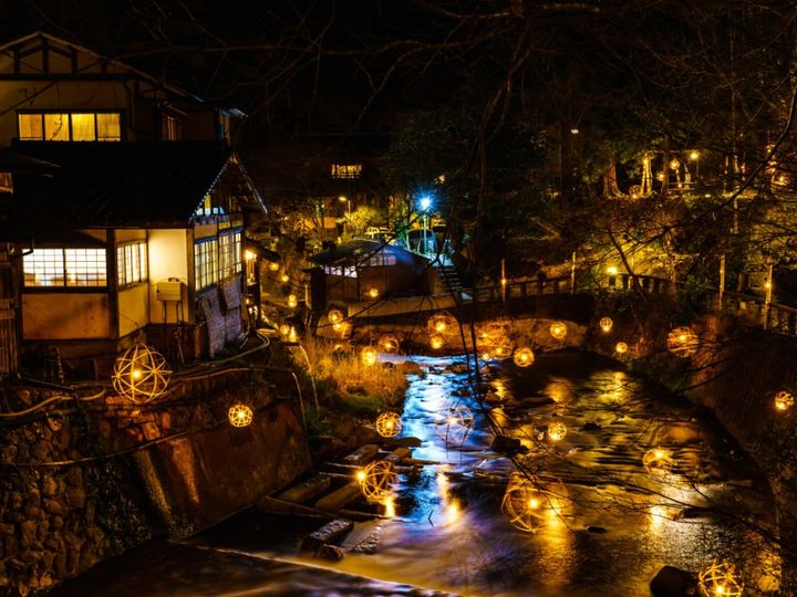 熊本県南小国町の山間に位置する「黒川温泉」は、街全体をひとつの旅館に見立てた情緒あふれる温泉郷です。「入湯手形」による湯巡りが全国的に人気。落ち着いた街並みと多彩な泉質、四季折々の絶景が楽しめる、日本屈指の癒やしスポットです。