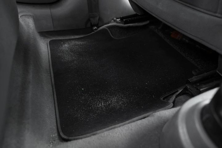 車 家庭運 下がる 土がついたマット