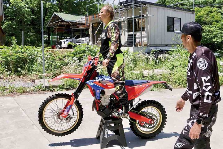 本取材に同行されたサンデーライダー、テル氏も体験。少し前に寄った状態でスタンディング