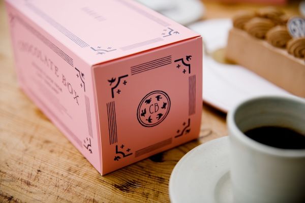50年前のレストランの記憶を現代に再構築、白十字のチョコレートケーキが冷凍で全国へ