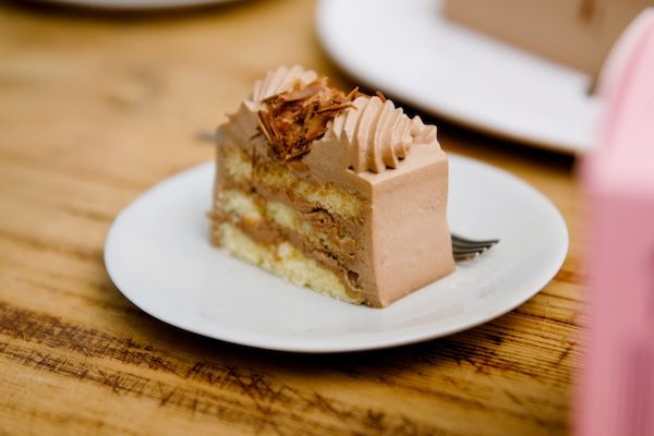 50年前のレストランの記憶を現代に再構築、白十字のチョコレートケーキが冷凍で全国へ