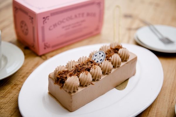 50年前のレストランの記憶を現代に再構築、白十字のチョコレートケーキが冷凍で全国へ
